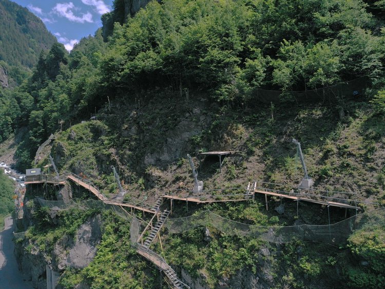 Rockfall protection system 500 KJ Photo: Above the narrow cantonal road, the rock is secured using six rockfall protection systems.