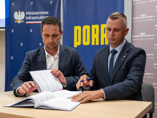 Linie 104: Mit 120 km/h durch die Region MaĆopolska Zwei GeschĂ€ftsmĂ€nner unterzeichnen Vertrag