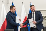 Vertragsunterzeichnung zwischen PKP Polskie Linie Kolejowe und PORR S.A. (von links: Ryszard Magdziak (PKP PLK S.A., Vice Director des Investment Implementation Centre), Piotr Kledzik (PORR S.A. CEO))