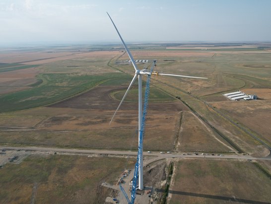 Infrastruktur fĂŒr Windkraftanlagen Windpark nordöstlich von Bukarest im lĂ€ndlichen Gebiet