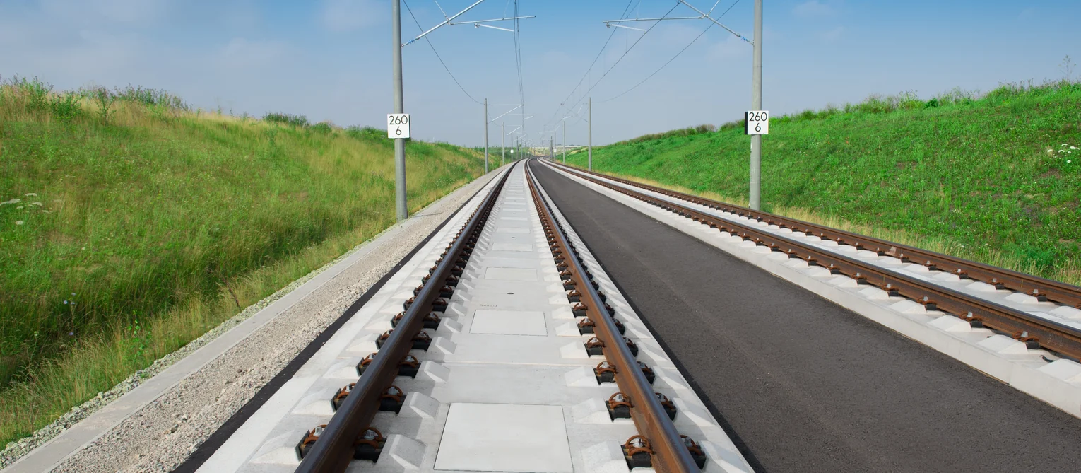 Slab Track Austria auf Erdbau bei der VDE 8.2 Eisenbahnstrecke in Deutschland